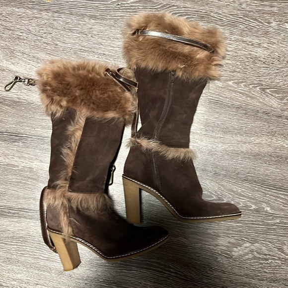 COACH knee-high Fur Boots with 3 brass buckle straps (that can be removed). - Picture 2 of 8